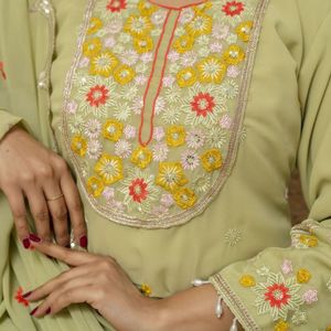 Traje Sharara Premium de Georgette con Bordado de Secuencia Codificada y Dupatta de Seda Georgette Floral para Fiestas - Product Image 1