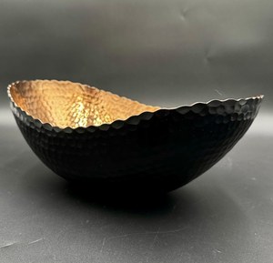 Bol décoratif en métal martelé – Centre de table noir et or rose – Accent ovale moderne - Product Image 4