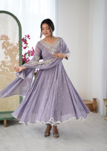 ชุดเดรส Anarkali แบบรอยัลบลูมมิ่ง พร้อมกางเกงและผ้าคลุมไหล่ ประดับเลื่อมสีรุ้ง ปักลายมุก แขนยาว ชุดสำหรับงานเทศกาลและงานพิธีต่างๆ - Product Image 2