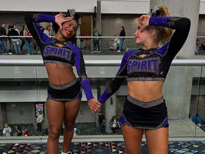 Strass brillants conçus sur mesure Livraison rapide Tenue de couleur violette à quantité minimale de commande bas Techniques imprimées Uniforme de pom-pom girl pour femmes - Product Image 2