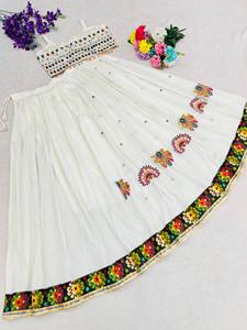 Ensemble de fête indien pour femme : Crop top miroir brodé et jupe longue blanche, tenue Lehenga - Product Image 3