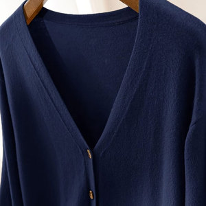 Ajoutez vos pulls personnalisés de haute qualité à col en V pour les logos de sororités/fraternités/écoles/collèges/universités, cardigans tricotés - Product Image 6