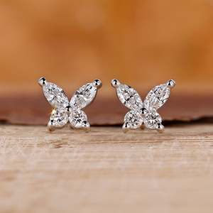 Vente flash : Boucles d'oreilles en or blanc 18 carats en forme de papillon, serties de diamants de laboratoire taille marquise et taille rond, disponibles à prix compétitif - Product Image 2