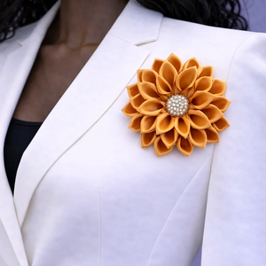 Broche de Flor Dorado, Elegante Pin Floral de Tela, Accesorio para Mujer, Decoración de Moda de Lujo con Diseño de Centro de Cristal - Product Image 1