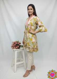 Kurtis cortos con estampado floral para mujer, con ribete rosa, corte holgado, poliéster y rayón, top informal midi para uso diario, estilo India-Pakistán. - Product Image 2