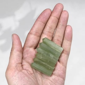 Pointes de cristal de pierre précieuse Aventurine verte naturelle à forte demande, taillées en rectangle, portables pour l'art Feng Shui et les objets de collection - Product Image 1