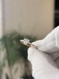 Bague de fiançailles durable en or massif avec diamant de laboratoire taille cœur pavé, 0,90 carat VVS VS EF, cadeau romantique - Product Image 4