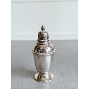 Salero de Acero Inoxidable de Diseño Moderno con Tapa de Domo, Hermético y Ecológico, para Servir Hierbas y Especias, Diseño Duradero - Product Image 1