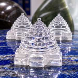 Quartz Clair Naturel Sculpté à la Main Shree Yantra, Géométrie Sacrée en Cristal pour la Méditation Vastu, le Temple à Domicile et le Bureau - Product Image 2
