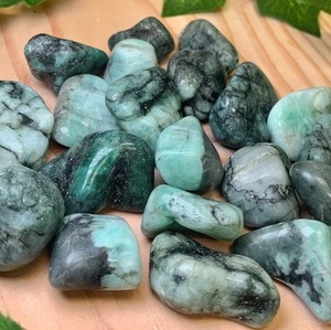 หินมรกตธรรมชาติทรงกลมแกะสลักลายฉลุขัดเรียบสีเขียว คริสตัลบำบัดเรกิ สำหรับการทำเครื่องประดับ - Product Image 4