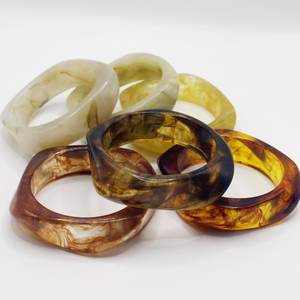 กำไลข้อมือเรซิ่นลายเส้นแบบดั้งเดิมคุณภาพดีที่สุดจาก UO เป็นมิตรกับสิ่งแวดล้อม ดีไซน์ทันสมัย น้ำหนักเบา ทำด้วยมือ เหมาะสำหรับผู้หญิง - Product Image 6