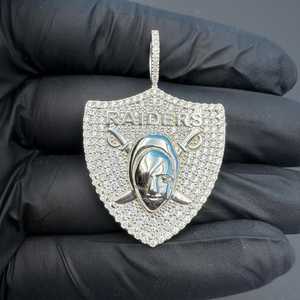 จี้โมอิสซาไนต์แบบกำหนดเอง ประดับเพชรเต็มรูปแบบ รูปทรงโล่ฮีโร่ สไตล์ฮิปฮอป สำหรับผู้ชาย พร้อมจี้และชาร์มเงินแท้ 925 - Product Image 3