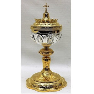 Juego de Cáliz y Ciborio de Metal Diseñado para Sacerdotes, Clérigos y Líderes Religiosos Durante Ceremonias Sagradas - Product Image 1