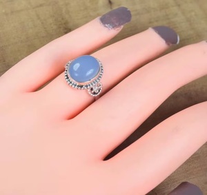 แหวนพลอยรูปไข่เงินแท้ 925 ประดับด้วยแคลซิโดนีสีน้ำเงินธรรมชาติ งานแฮนด์เมด ดีไซน์เนอร์ จิวเวลรี่ชั้นดี ของขวัญวันคริสต์มาส วันเกิด สำหรับผู้หญิง - Product Image 5