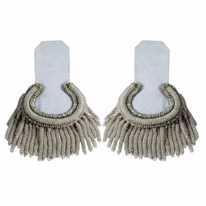 แผ่นประดับไหล่แบบพรีเมียม สีขาวและสีเงิน ทำจากผ้าฝ้ายผสมโพลีเอสเตอร์ พร้อมพู่ห้อยสีเงิน - Product Image 5