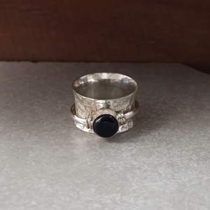 Bague tournante artisanale en obsidienne noire en forme de lune, en argent sterling 925, bague de méditation anti-stress, bijoux de mariage vintage bohème - Product Image 1
