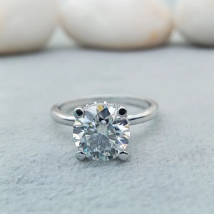 Anillo de Compromiso de Lujo con Diseño Personalizado, Chapado en Rodio, con Moissanita Plateada de Corte Radiante y Engaste de Canal, para Boda o Regalo - Product Image 1