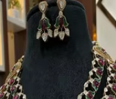 Atractivo conjunto de collar y aretes de latón chapado en oro de primera calidad con apariencia de piedra, estilo Kundan de lujo, para colección de bodas y fiestas. - Product Image 2