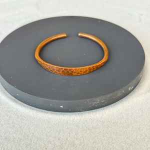 Brazalete de cobre martillado hecho a mano, ajustable, estilo bohemio, unisex. - Product Image 6