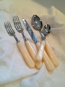Ensemble de couverts au design moderne, en acier inoxydable de qualité alimentaire, écologique, fourchettes, couteaux, cuillères, 4 pièces, manche en résine au design personnalisé - Product Image 5