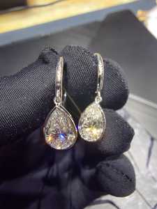 Élégantes boucles d'oreilles créoles en or blanc 9 carats pour femme, minimalistes, avec diamant taille poire, légères, pour usage quotidien, idée cadeau, finition étincelante - Product Image 5
