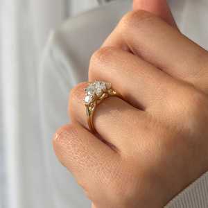 Anillo de Tres Piedras con Diamante de Laboratorio Redondo Brillante de 2 Quilates, Corte E VVS2, en Oro de 14k, Certificado IGI - Product Image 5