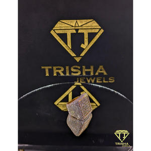Bague carrée de luxe plaquée or avec diamants de laboratoire VVS, bijoux hip-hop sertis de pierres brillantes par Trisha Jewels - Product Image 3