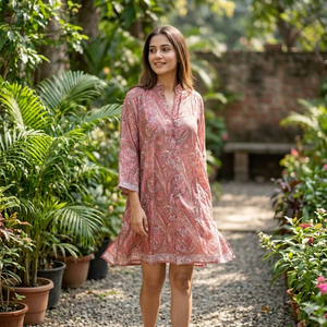 Mini-robe rose à imprimé cachemire pour femme avec col mandarin et manches trois quarts |   Robe en mousseline de soie ample et décontractée pour les vacances - Product Image 4