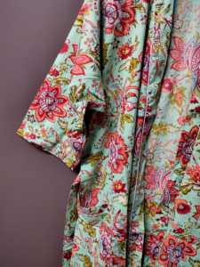 Bata tipo kimono de algodón con estampado floral verde menta – Estilo bohemio, larga, abierta por delante, con lazo en la cintura - Product Image 4