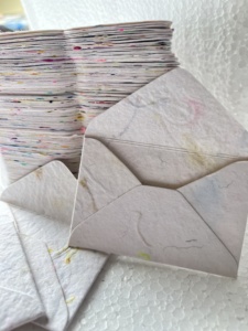 Sobres de Papel de Lana Hechos a Mano con Diseño Moteado, Papelería Artesanal de Algodón Texturizado para Invitaciones de Boda - Product Image 4