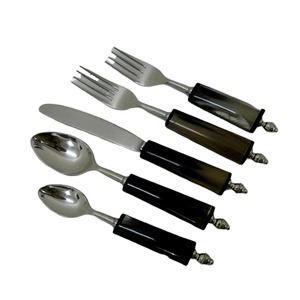 Couverts en métal luxueux et artisanaux avec manche en corne, au fini métallique chaud, s'adaptent parfaitement aux intérieurs rustiques et luxueux. - Product Image 4