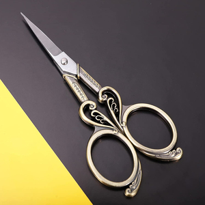 กรรไกรปักผ้าอเนกประสงค์มือซ้ายสำหรับมืออาชีพ ทำจากสแตนเลส ขอบเรียบ ดีไซน์สวยงาม สำหรับใช้ในครัวเรือน - Product Image 3