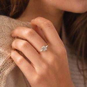 Bague de mariage en or massif 10K 14K 18K avec trois diamants de laboratoire certifiés IGI, émeraudes et diamants taille baguette, vente en gros - Product Image 4