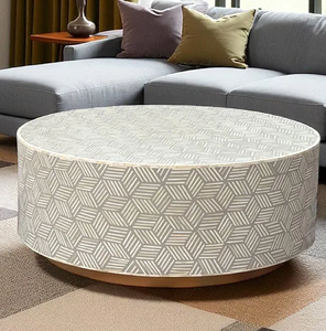 Mesa de centro redonda con tablero de mármol blanco y estructura de alambre metálico dorado entrecruzado, disponible a precios de mayorista. - Product Image 3