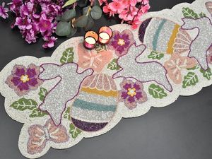 Chemin de table perlé fait main, sets de table en tissu de forme irrégulière, motif mignon lapin de Pâques, œuf et fleur - Product Image 1