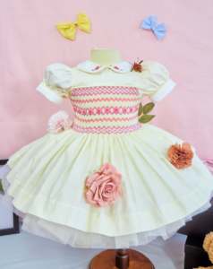 Robe pour bébé fille brodée à la main avec des manches bouffantes |   Robe de fête classique en coton smocké |   Robe pour tout-petits en gros OEM pour boutiques - Product Image 4