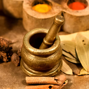 Mortero y pilón tradicionales indios de latón para moler especias y como decoración para mostrador de cocina. - Product Image 1