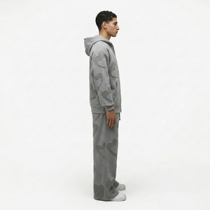 Ensemble de survêtement gris personnalisé à capuche, coupe ample, avec poches latérales et motif cœur en relief, idéal pour l'automne - Product Image 4