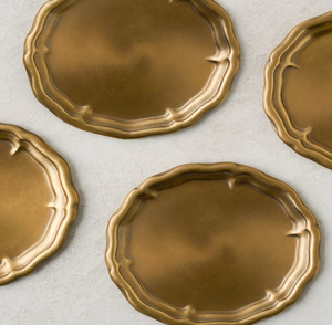 Sous-verres en laiton antique, fabriqués avec un bord ondulé classique et une finition dorée brossée, disponibles à prix de gros. - Product Image 1