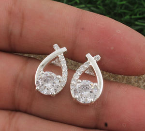 Boucles d'oreilles pendantes délicates en argent plaqué avec pierres CZ, serties à griffes, style minimaliste de luxe, pour femme, bijoux de fête, vente en gros - Product Image 3
