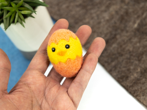 ของตกแต่งอีสเตอร์รูปไข่ลูกเจี๊ยบสีเหลืองทำมือจากผ้าสักหลาดและไหมพรม  ของประดับตกแต่งรูปนกขนาดเล็ก  ของตกแต่งพวงมาลัยจากผ้าสักหลาดสำหรับเด็ก - Product Image 2