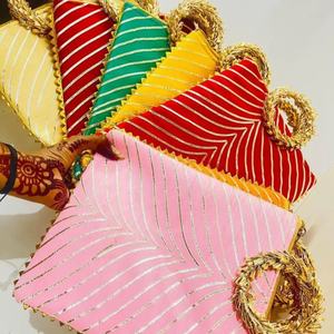 Ensemble de sacs à main Potli élégants faits à la main de style Leheriya avec poignées dorées, pochette ethnique multicolore vibrante pour mariages - Product Image 1