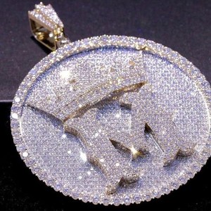 จี้เพชรโมอิสซาไนต์สีเงินแบบ Iced Out รูปทรงตัวอักษรไอคอนิกของนิวยอร์กสกายไลน์ ทรงบาแกตต์ สไตล์ฮิปฮอป - Product Image 3