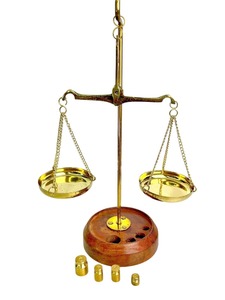 Balance de pesée vintage traditionnelle de style orfèvre, pièce maîtresse Tarazu, de style antique, avec plateaux suspendus, décorative - Product Image 4