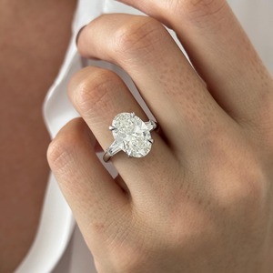 Anillo de Compromiso de Lujo con Diamante Ovalado de 5 Quilates E VVS2 Cultivado en Laboratorio, con Tres Piedras y Piedras Laterales Baguette en Oro Blanco o Platino - Product Image 4