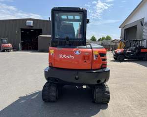 Mini-excavatrice compacte Kubota modèle KX040-4 d'occasion en bon état – Poids : 9 200 lb, puissance du moteur : 40,4 CV, 1 453 heures de fonctionnement - Product Image 3
