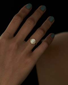 Anillo de compromiso de oro de 14k para mujer con diamante de corte esmeralda y engaste de púas estilo floral - Product Image 5