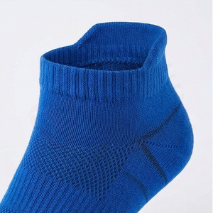 Chaussettes mi-mollet bleues pour hommes à 5 orteils, tricotées, respirantes, en coton et élasthanne, couleur unie, style sport d'été - Product Image 4