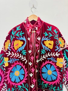 Abrigo de Terciopelo Floral Suzani, Hecho a Mano, Bordado, Estilo Bohemio, Inspirado en lo Tradicional, Artesanal, Ecológico, para Invierno - Product Image 5
