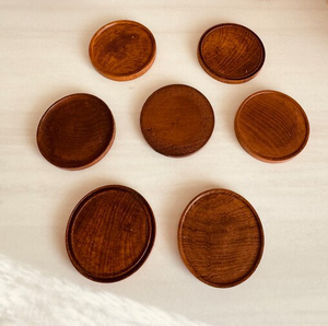 Posavasos de madera rústicos, cuadrados y redondos, hechos a mano, para proteger bebidas. - Product Image 1